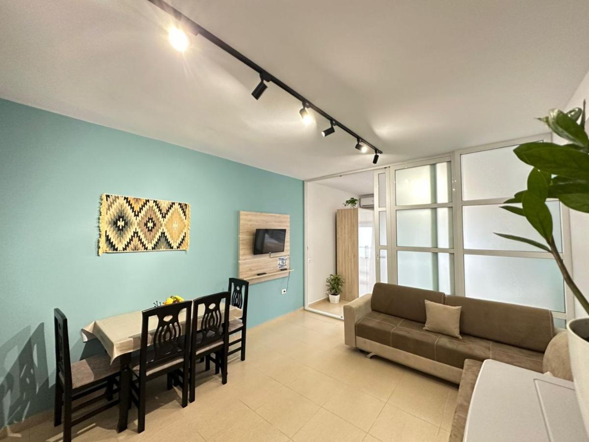 Trea Accomodations - On Private Beach With Sunbed & Umbrella Vlore Luaran gambar